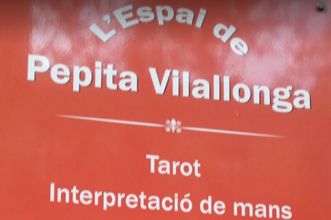 La devanture de la boutique d’ésotérisme de Pepita Vilallonga, offrant ses services de voyante, avant qu’elle ne la change.