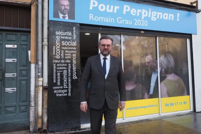Le député La République en marche des Pyrénées-Orientales, Romain Grau, devant sa permanence à Perpignan, en janvier 2020.