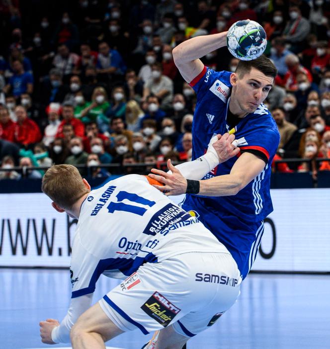 Le demi-centre français Aymeric Minne domine l’Islandais Ymir Gislason durant la phase de poules de l’Euro 2022, à Budapest, le 22 janvier 2022.