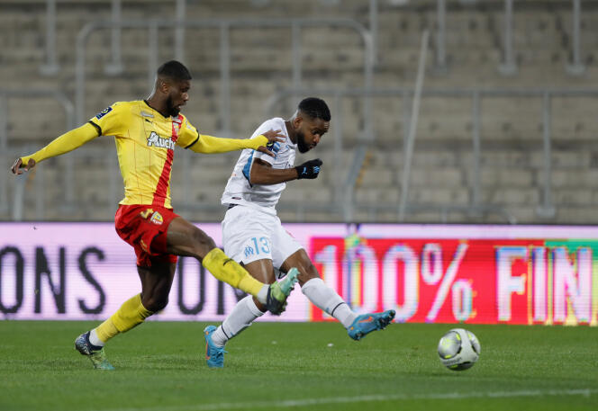 La frappe du Marseillais Cédric Bakambu sur son but face à Lens, en Ligue 1, samedi 22 janvier.