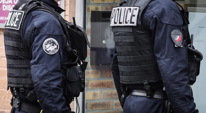 Des policiers de l’unité CSI-93 patrouillent à Saint-Ouen (Seine-Saint-Denis), en avril 2020.