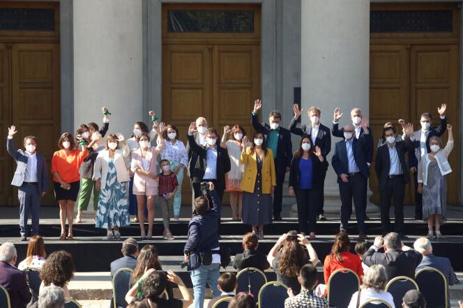 Le président du Chili, Gabriel Boric (au centre), entouré des membres de son nouveau cabinet, à Santiago, le 21 janvier 2022.