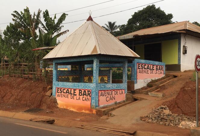 Un bar de Bafoussam (Cameroun), devant une route construite pour accueillir la Coupe d’Afrique des nations 2022.