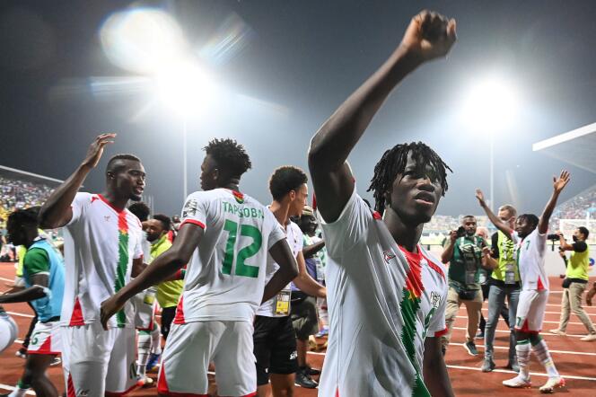 L’équipe du Burkina Faso célèbre sa victoire face au Gabon, samedi 23 janvier 2022, à Limbe, au Cameroun.