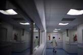 Moins de patients en réanimation, mais une pression constante : la situation paradoxale des hôpitaux en France