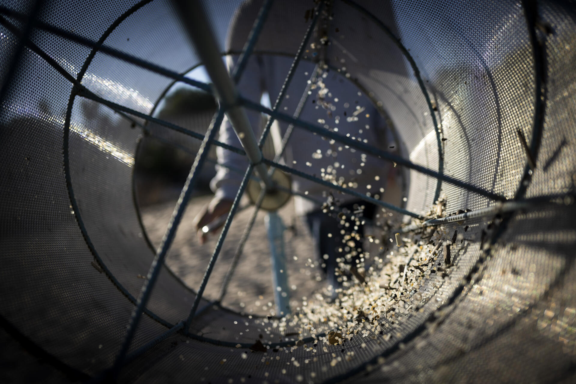 « La machina » de Jordi : un grand tamis fabriqué en forme de cylindre pour trier les pellets de plastique industriels sur la plage de La Pineda, à Vila-Seca, en Espagne, le 18 janvier 2022.