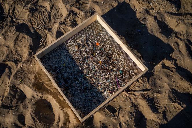 Des « larmes de sirène » sur un tamis utilisé par les ONG Good Karma Projects et Surfrider pour sensibiliser à la pollution aux microplastiques, en Catalogne (Espagne), le 18 janvier 2022.