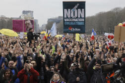 Des manifestants applaudissent lors d’une marche contre les mesures visant à endiguer l’épidémie de Covid-19, à Bruxelles, le 23 janvier 2022.