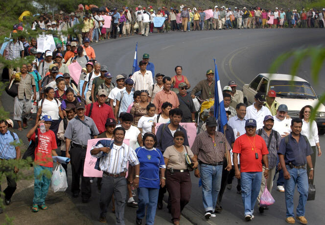 Manifestation d?ouvriers agricoles contre les entreprises qui ont utilisé des pesticides nocifs dans les plantations de bananes, à Managua (Nicaragua), en 2007.