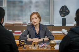 Clémence, maire d’une ville de banlieue, interprétée par Isabelle Huppert dans le film de Thomas Kruithof, « Les Promesses ».