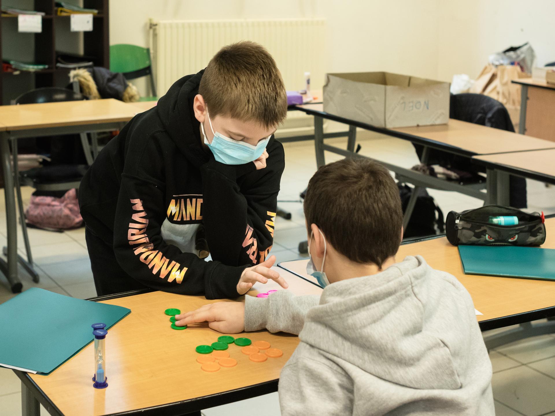 Exercice de mathématiques avec des jetons en classe ULIS, au collège Pierre-et-Marie-Curie, à Albert (Somme), le 21 janvier 2022.