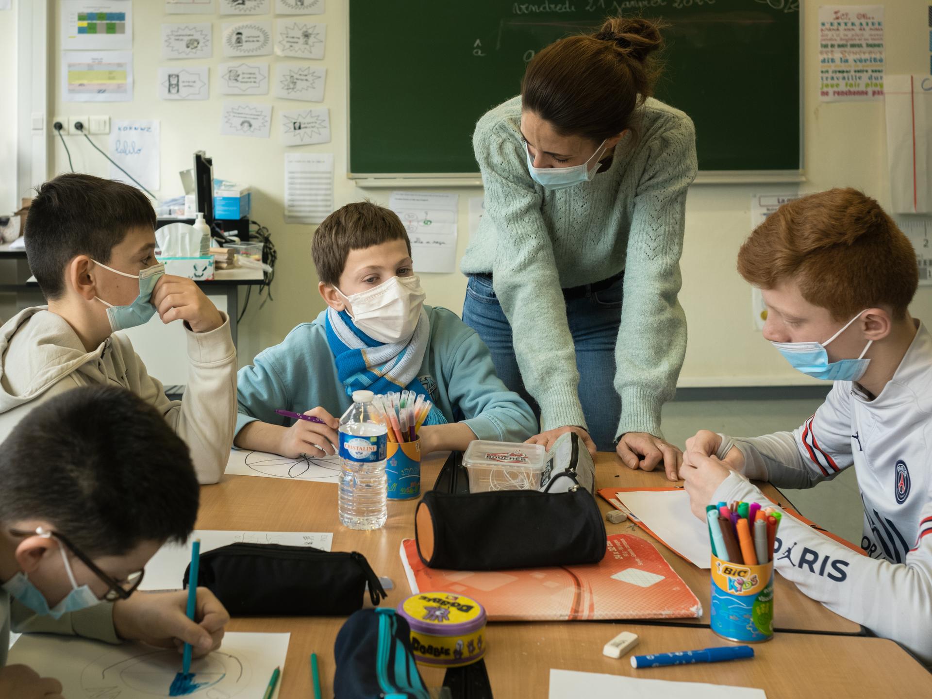 Marion Lagache, éducatrice spécialisée, avec Mathéo, Ethan, Kenzo et Lorenzo, des élèves de l’IME, au collège Pierre-et-Marie-Curie, à Albert (Somme), le 21 janvier 2022.