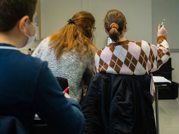 Lisalie, élève d'une classe ULIS, suit le cours d'histoire-géographie dans une classe ordinaire, accompagnée de Catherine Laplaud, AESH, au collège Pierre-et-Marie-Curie, à Albert (Somme), le 21 janvier 2022.