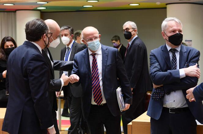 Le ministre autichien des affaires étrangères, Alexander Schallenberg (de dos), et son homologue grec Nikolaos Georgios Dendias (à gauche), accueillent le Portugais Augusto Santos Silva, au siège de l’UE, à Bruxelles, le 24 janvier 2022.