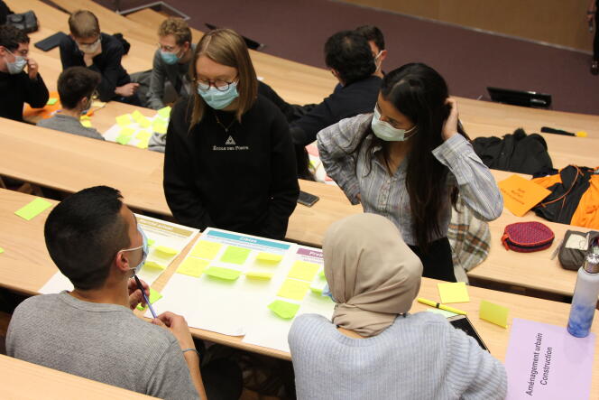 « Atelier idéation » : les étudiants réfléchissent en petit groupe à un projet, le 2 décembre 2021