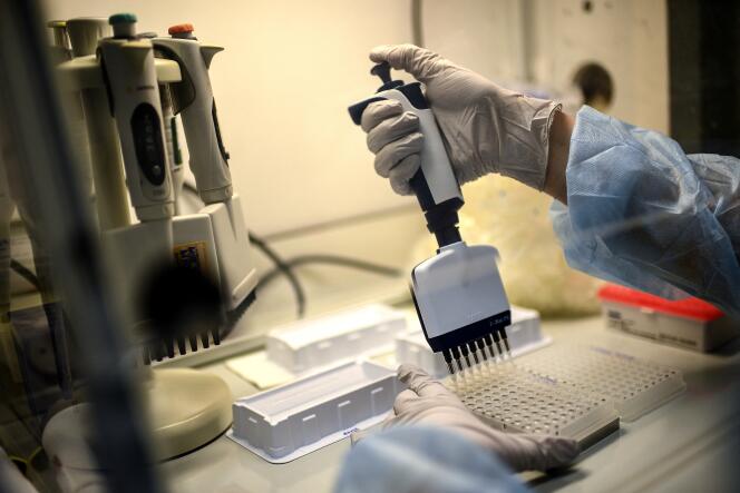 Un laborantin travaille au séquençage du génome du virus SARS-CoV-2, à l’Institut Pasteur, à Paris, le 21 janvier 2021.