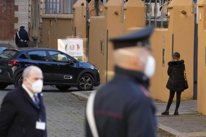 Le « drive-in » permettant au grands électeurs italiens positifs au Covid-19 de voter, le 24 janvier 2022, à Rome.