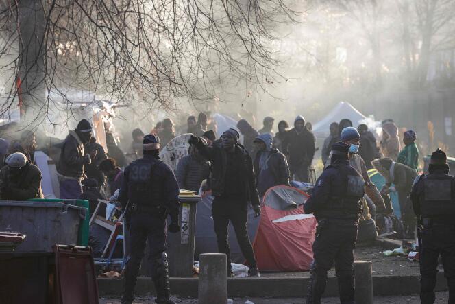 Evacutation du campement du square de la Porte-de-La-Villette par les forces de l’ordre, à Paris, le 24 janvier 2022.