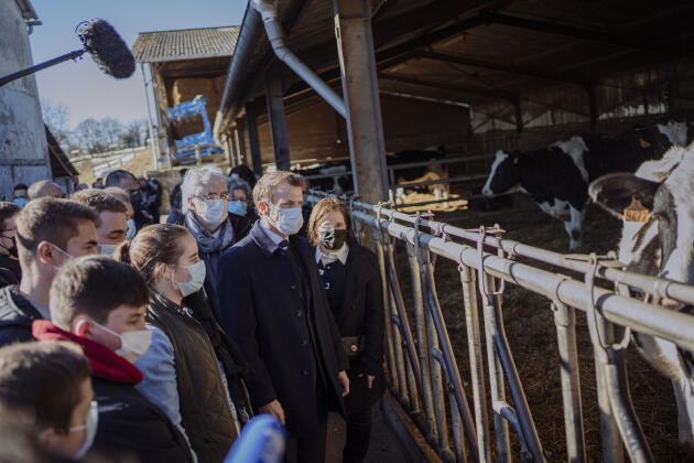 Emmanuel Macron, en visite au lycée agricole d’Ahun, dans la Creuse, le 24 janvier 2022.