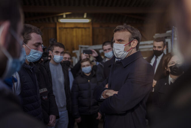 Emmanuel Macron s’entretient avec des élèves du lycée agricole d’Ahun (Creuse), lundi 24 janvier.