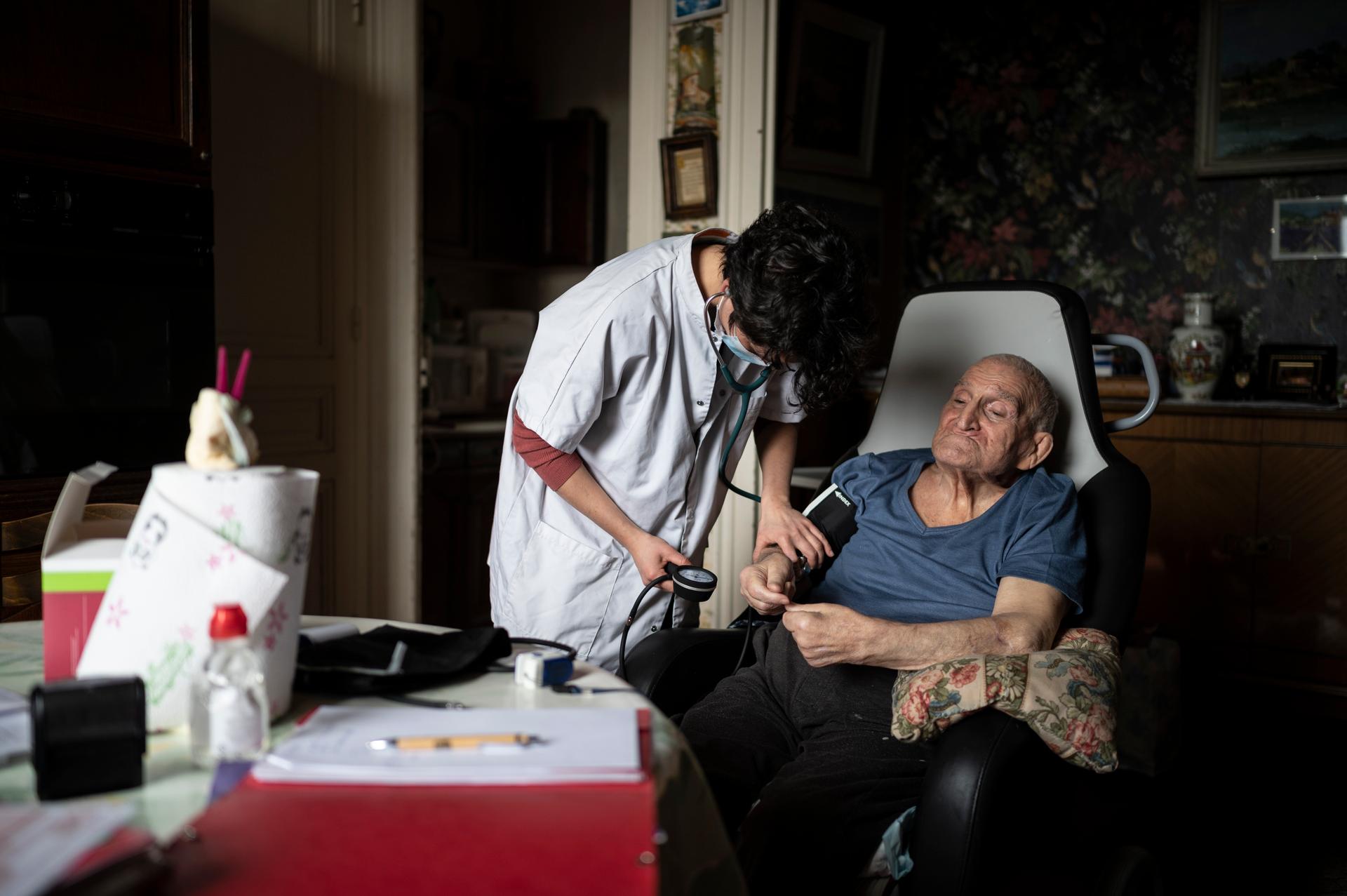 La docteure Mathilde Pillard en visite au domicile de Nicolas et Andrée, pour les examiner et renouveller leurs traitements, à Saint-Etienne, le 26 février 2021.