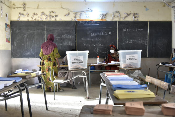 Dans un bureau de vote à Dakar, le 23 janvier 2022, lors des élections municipales.