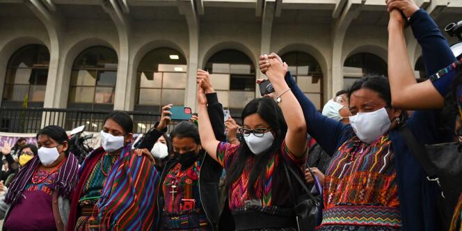 Des femmes achi, victimes de violences sexuelles pendant la guerre civile (1960-1996), se félicitent du verdict prononcé lors du procès contre les cinq militaires, devant le palais de justice de la capitale guatémaltèque, le 24 janvier 2022.