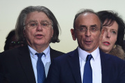 Gilbert Collard à côté d’Eric Zemmour lors du meeting du candidat d’extrême droite à Cannes (Alpes-Maritime), samedi 22 janvier 2022.