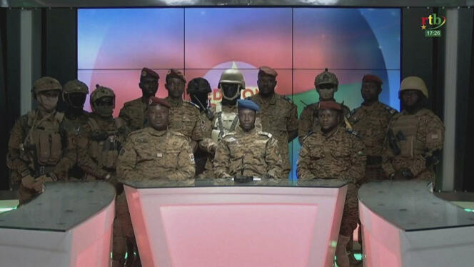 Captain Sidsoré Kader Ouedraogo, spokesperson for the junta and the soldiers, announces that they have taken power on January 24, 2022 from Radio Télévision du Burkina (RTB).