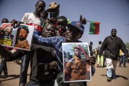 Les portraits des nouveaux hommes forts du Burkina Faso (photo de droite), de Guinée (à gauche) et du Mali, à Ouagadougou, le 25 janvier 2022.