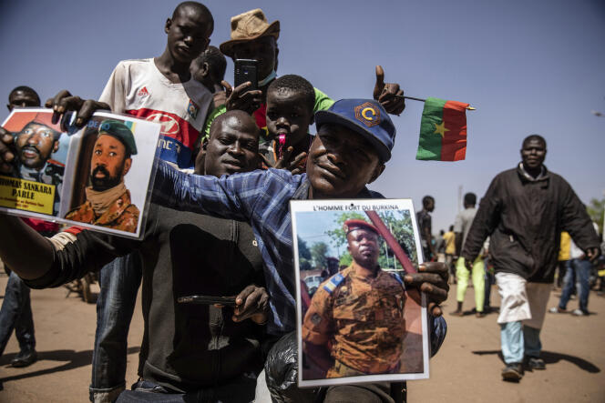 Les portraits des nouveaux hommes forts du Burkina Faso (photo de droite), de Guinée (à gauche) et du Mali, à Ouagadougou, il 25 gennaio 2022.