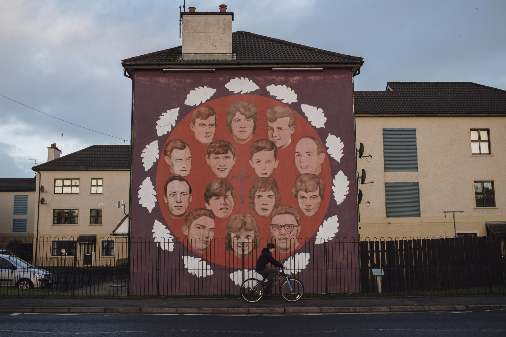 Une peinture murale représentant les 14 manifestants tués lors du Bloody Sunday dans le quartier du Bogside à Derry, en Irlande du Nord, le 11 janvier 2022.