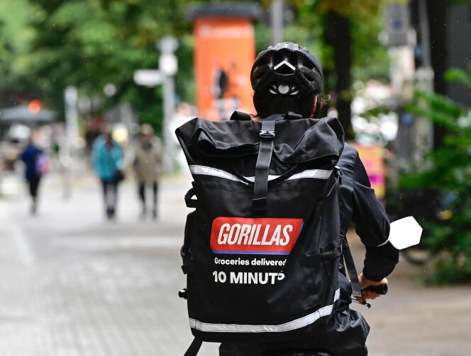 Un coursier de la société de livraison Gorillas, à Berlin, le 8 juillet 2021.