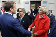 Emmanuel Macron salue Valérie Pecresse, à Paris, le 26 octobre 2021.