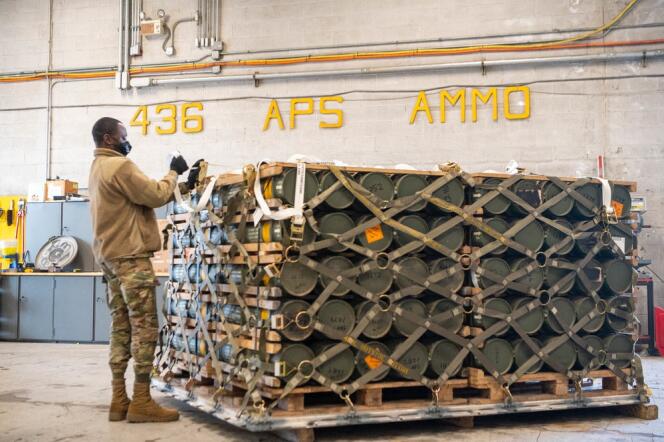 Les aviateurs et civils du 436th Aerial Port Squadron organisent des munitions, des armes et d’autres équipements à destination de l’Ukraine lors d’une mission militaire à l’étranger à la base aérienne de Dover, dans le Delaware, le 21 janvier 2022. Photo fournie par  l’US Air Force.