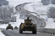 Un convoi de véhicules blindés russes sur une autoroute en Crimée, le 18 janvier 2022.