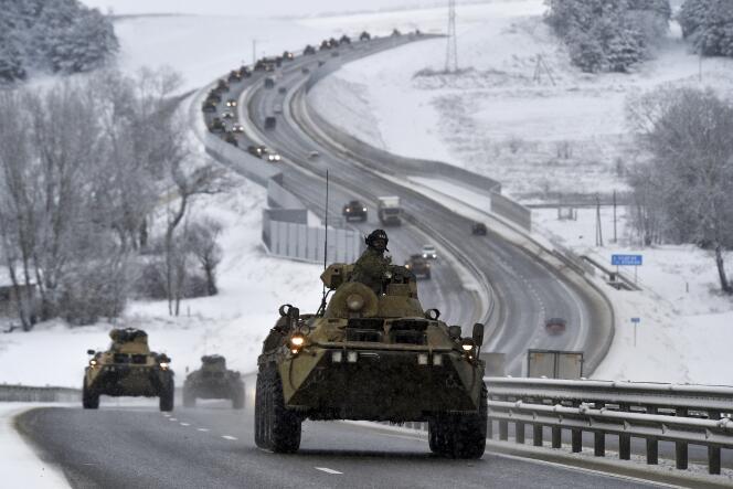 Un convoi de véhicules blindés russes circule sur une autoroute, en Crimée, mardi 18 janvier 2022.