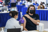 Un étudiant reçoit un rappel du vaccin contre le Covid-19, à Oakland, en Pennsylvanie, le 12 janvier 2022.