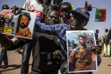 Les portraits des nouveaux hommes forts du Burkina Faso (photo de droite), et du Mali (à gauche), à Ouagadougou, le 25 janvier 2022.