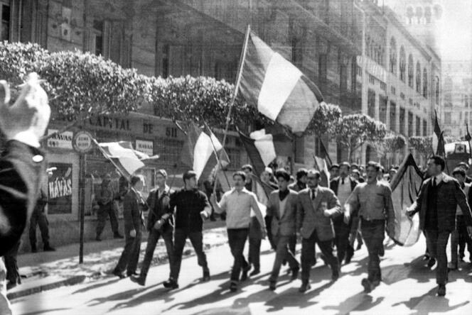 Au début de la manifestation rue d'Isly, à Alger, le 26 mars 1962.