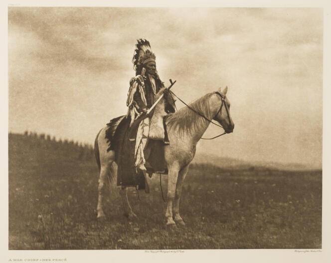 Un chef de guerre de la tribu des Nez-Percés, photographié avant 1915 par Edward Sheriff Curtis (1868-1952), héliogravure.