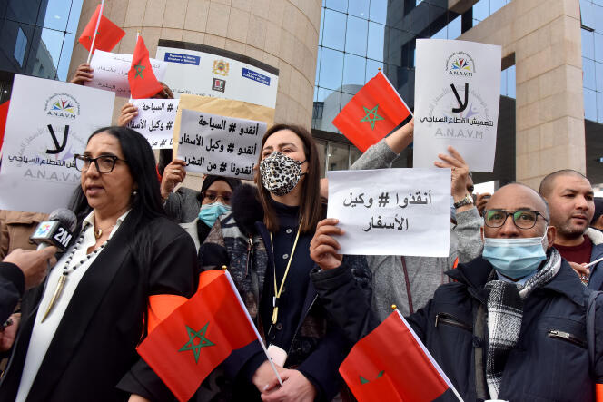 Des membres de l’Association nationale des agences de voyages du Maroc (ANAVM) protestent contre la fermeture des frontières lors d’une manifestation à Rabat, le 4 janvier 2022.
