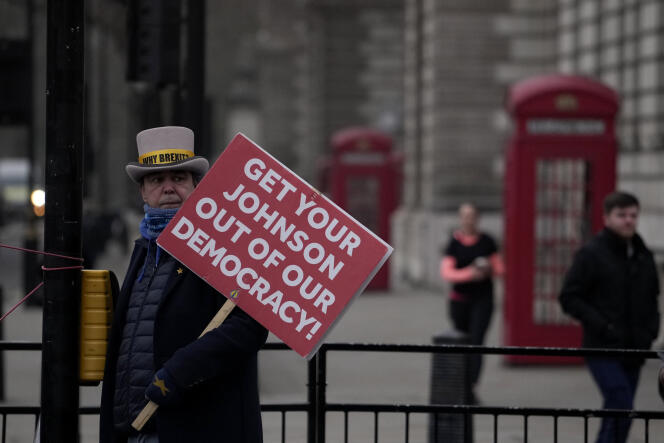 Steve Bray, un manifestant anti-Brexit, brandit une pancarte anti-Boris Johnson près de la place du Parlement, à Londres, le mardi 25 janvier 2022.
