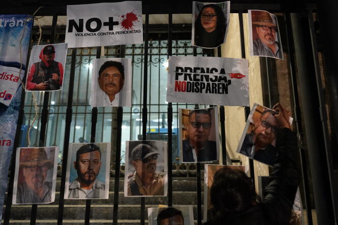 Des photos de journalistes assassinés, lors d’une manifestation, à Mexico, mardi 25 janvier 2022.