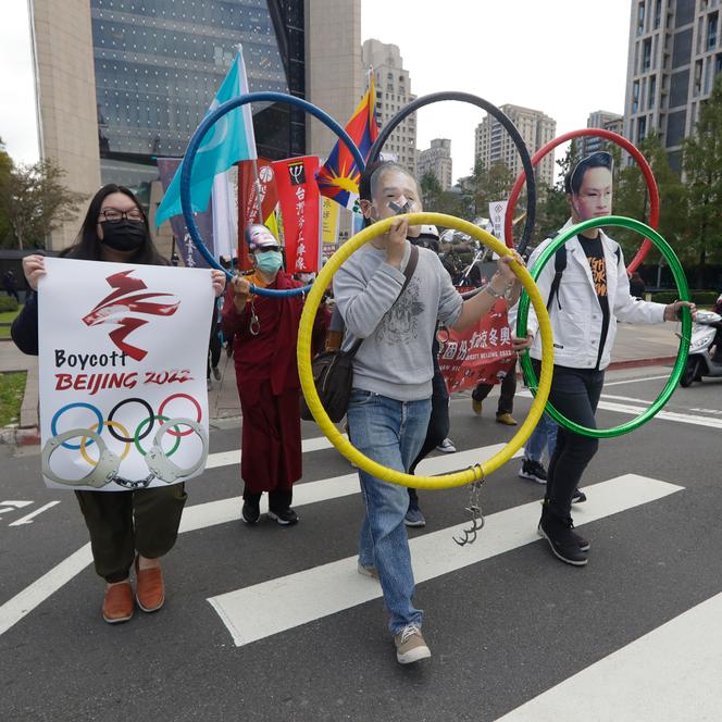 Manifestation pour le boycottage des JO de Pékin devant le siège de la Bank of China à Taipei (Taïwan), le 10 décembre 2021.