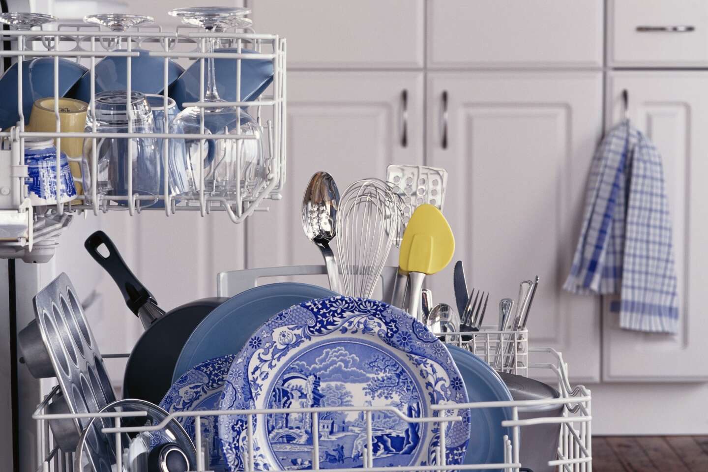 Lave-vaisselle : dans quel sens faut-il ranger les couteaux ?