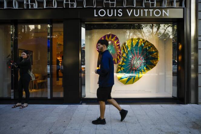 Fuori da un negozio Louis Vuitton a Miami, in Florida, il 30 novembre 2021.