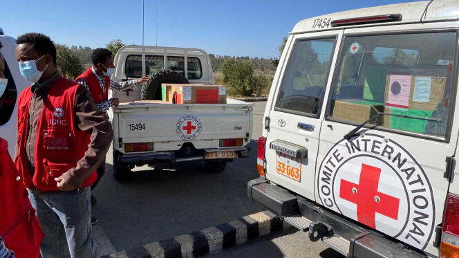 Des membres du Comité international de la Croix-Rouge livrent des fournitures médicales dans la région du Tigré, en Ethiopie, le 26 janvier 2022.