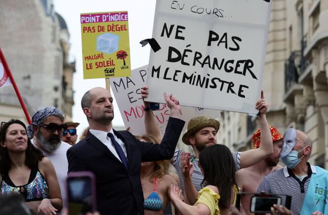 Des militants et des enseignants français, lors d’une journée de grève nationale et interprofessionnelle pour défendre les salaires et l’emploi, à Paris, le 27 janvier 2022.