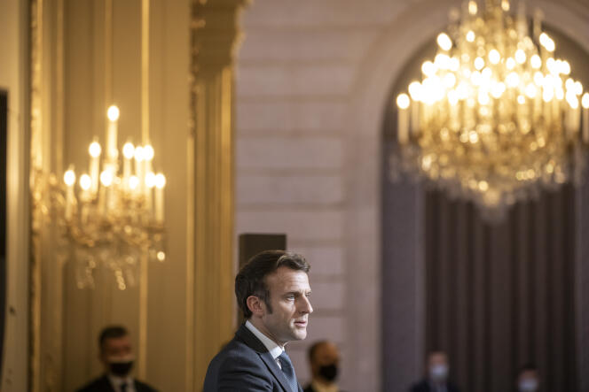 Emmanuel Macron, président de la république, reçoit des représentants des rapatriés d'Algérie au Palais de l'Elysée à Paris, mercredi 26 janvier 2022.